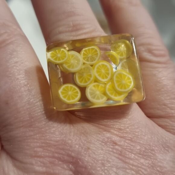 New URBAN OUTFITTERS lemon Acrylic Ring - Picture 4 of 8